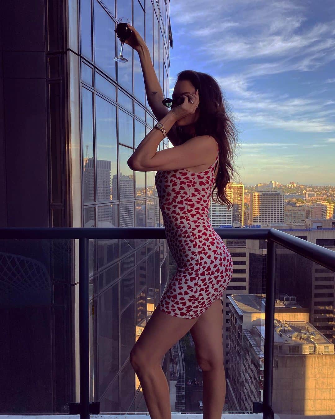 ニコール・トルンフィオさんのインスタグラム写真 - (ニコール・トルンフィオInstagram)「Day........ in #quarantine 🇦🇺 daily #goldenhour 🌇 vino. I’m so ready to see you Australia 🍷 #cheers 😍」1月13日 18時55分 - nictrunfio