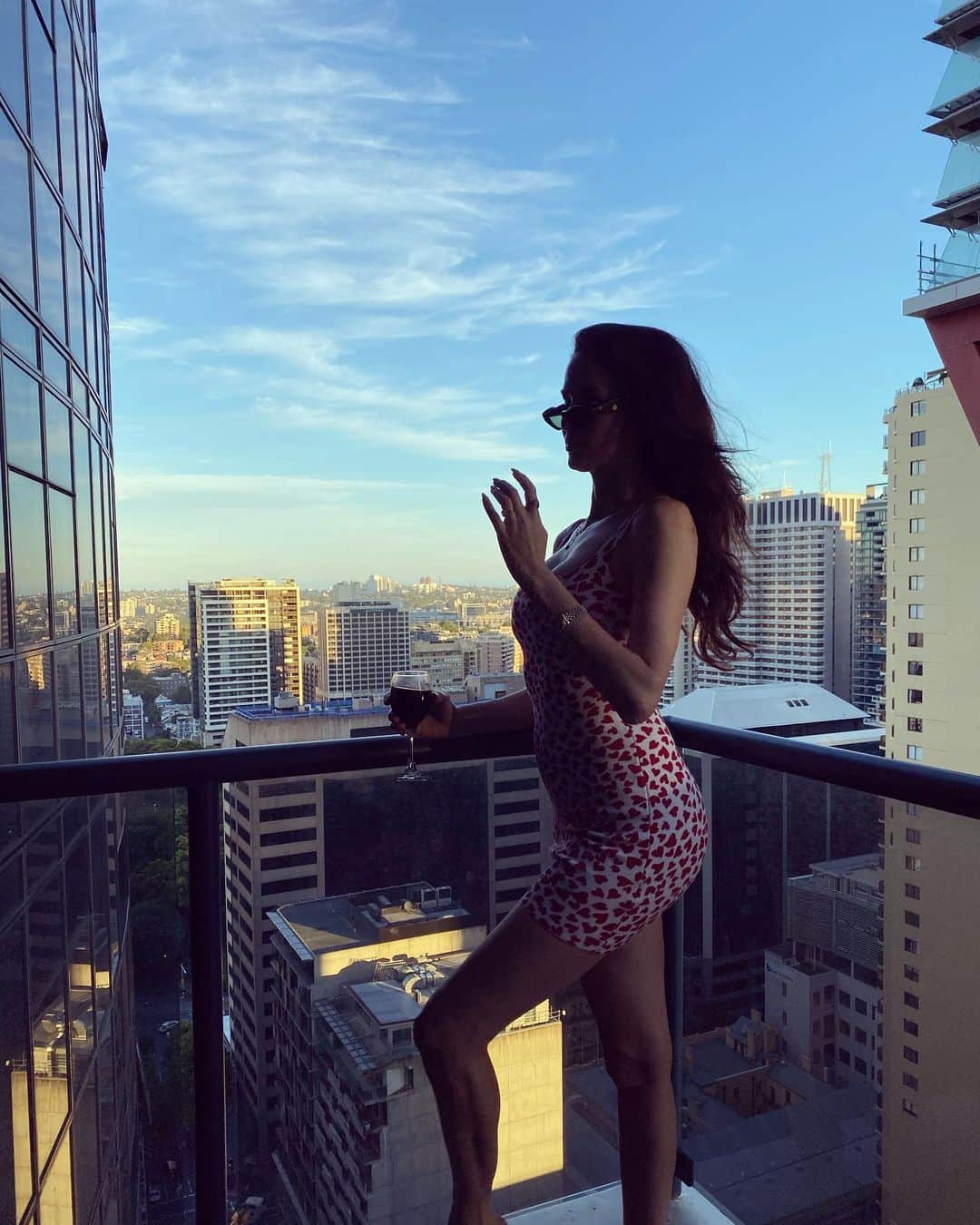 ニコール・トルンフィオさんのインスタグラム写真 - (ニコール・トルンフィオInstagram)「Day........ in #quarantine 🇦🇺 daily #goldenhour 🌇 vino. I’m so ready to see you Australia 🍷 #cheers 😍」1月13日 18時55分 - nictrunfio