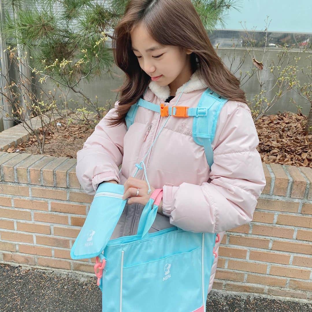 ウンチェさんのインスタグラム写真 - (ウンチェInstagram)「. 새학기, 새학년 되려면 두 달도 안 남았다 ! 우리 딸 4학년 생활도 화이팅 🙌🏻  #협찬 #네파키즈 #NEPAKIDS  #키즈신학기가방 #네파키즈신학기가방  #키즈책가방 #네파키즈로고리뉴얼  #키즈모델 #주니어모델 #이은채」1月13日 18時58分 - __leehye