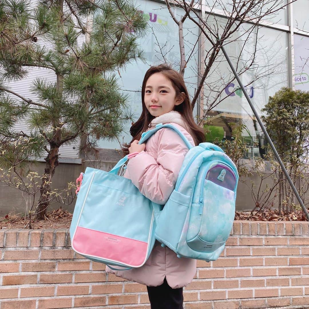 ウンチェのインスタグラム：「. 새학기, 새학년 되려면 두 달도 안 남았다 ! 우리 딸 4학년 생활도 화이팅 🙌🏻  #협찬 #네파키즈 #NEPAKIDS  #키즈신학기가방 #네파키즈신학기가방  #키즈책가방 #네파키즈로고리뉴얼  #키즈모델 #주니어모델 #이은채」