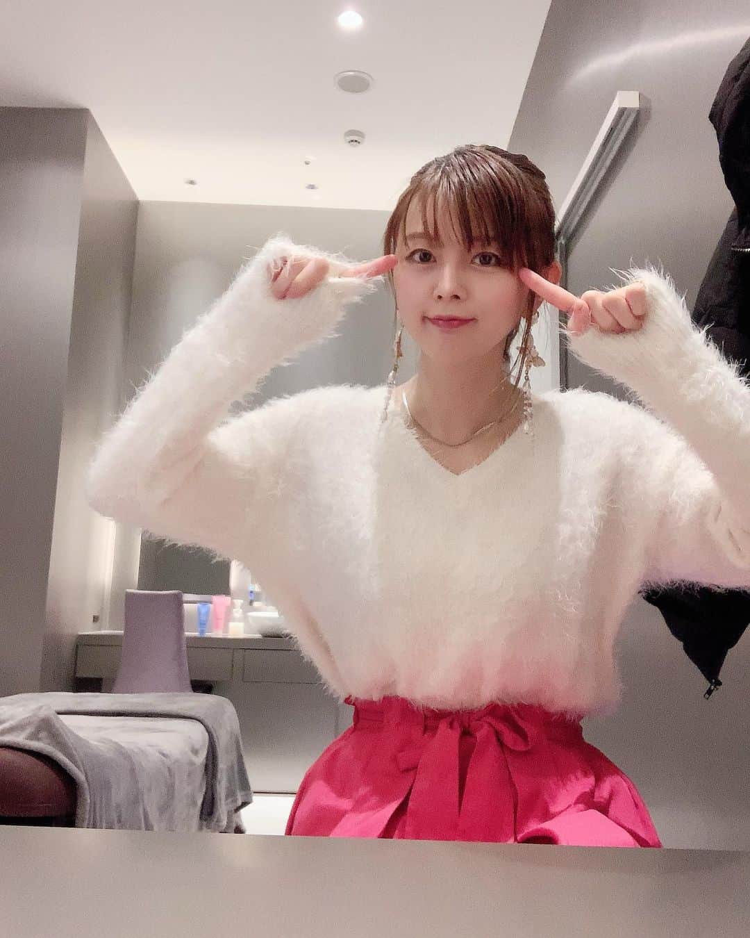 satomiさんのインスタグラム写真 - (satomiInstagram)「インスタ映えスポット風に 撮ってみました笑💕 ・  R CLINIC(@r_beauty.clinic )へ 行ってきました🏥💕 ・ りぃ先生(@dr.risakotomita )に 経過観察してもらったよ💕 ・ #インスタ映え #韓国ファッション  #プチプラコーデ #銀座 #銀座美容 #小顔 #ヒアルロン酸 #小顔矯正  #二重埋没  #二重整形  #ダウンタイム  #二重埋没経過  #埋没日記 #りぃ先生 #りぃの二重術 #R式クイックアイ #富田莉沙子」1月13日 18時59分 - saatoomii47