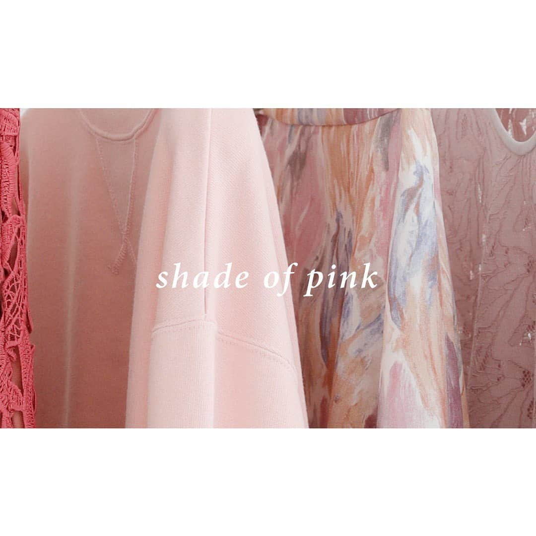 JewelChanges Official Accountさんのインスタグラム写真 - (JewelChanges Official AccountInstagram)「shade of pink﻿ 春のムードはカラーから。﻿ ﻿ 2021 S/Sアイテムも、EMMEL REFINESらしいカラーアイテムが揃います。﻿ 中でも今年の気分のピンクカラーをpick up。﻿ ﻿ パッと目を惹くドラマティックなピンクから、ふんわりと柔らかなライトピンクまで。﻿ 思わず気分が上がるようなピンクアイテムを揃えました。﻿ ﻿ ______________________________________________﻿ ﻿ 《instaLIVE配信決定！》﻿ 1/20（水）18:30〜﻿ 春夏の予約アイテムを中心に、LIVEにて新作ご紹介を致します。﻿ 是非ご視聴くださいませ。﻿ ﻿ #emmelrefines#エメルリファインズ#新作情報#21ss#ピンク#春カラー#unitedarrows#ユナイテッドアローズ」1月13日 19時00分 - emmelrefines