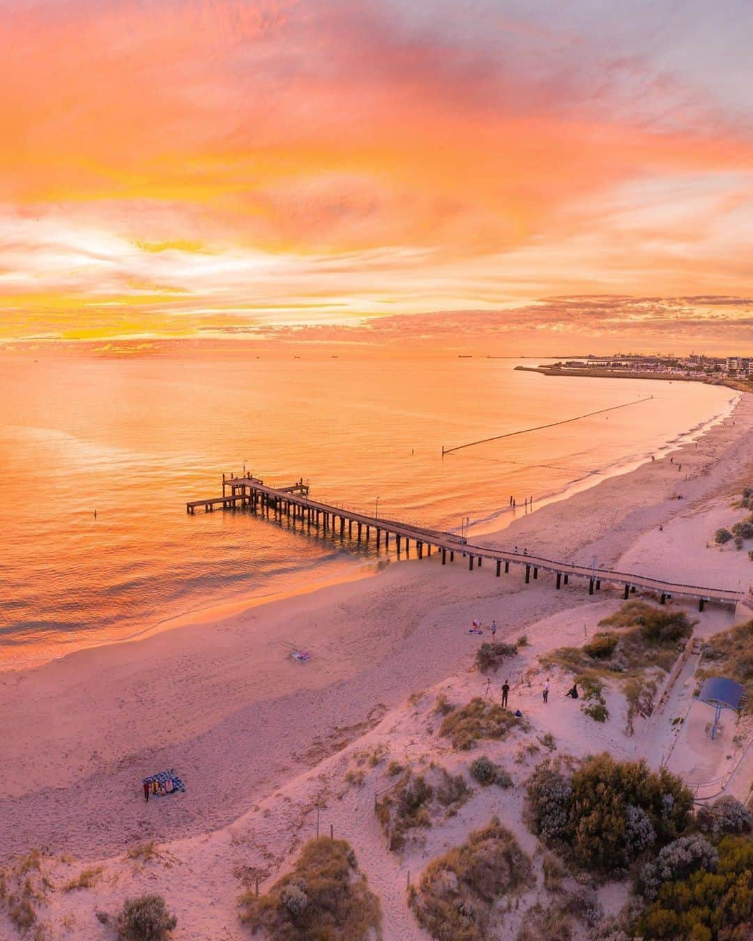 Australiaさんのインスタグラム写真 - (AustraliaInstagram)「There is nothing quite like seeing the sunset over the ocean 🌅 This classic @westernaustralia view has been captured by @el.picko on Coogee Beach, located near @cityofperth. Make a day of dipping your toes into the #IndianOcean and tour the south coast with a beach-hop from the famous #CottesloeBeach, to South Beach in #Fremantle, Coogee, then on to #Backbeach in Bunbury, #Busselton (where you can walk along the famous jetty), #Dunsborough and #EagleBay 🌊 #seeaustralia #thisisWA #holidayherethisyear」1月13日 19時00分 - australia