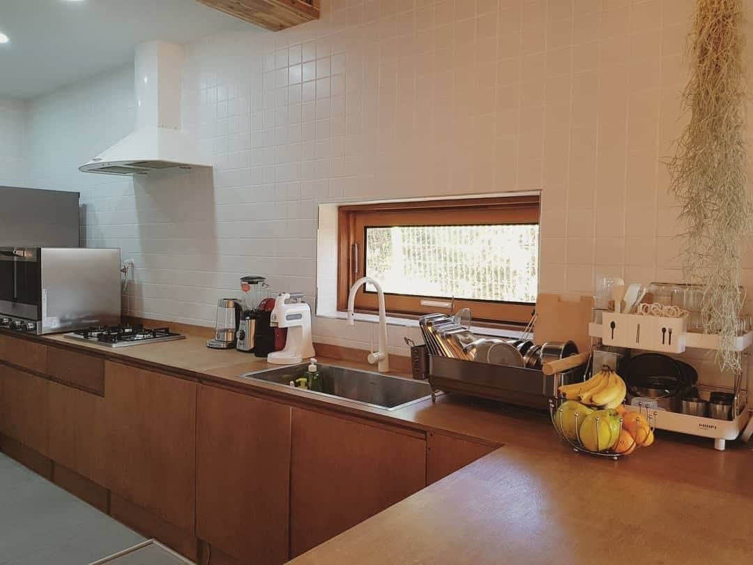 ingerliselilleさんのインスタグラム写真 - (ingerliselilleInstagram)「인스타 핫플레이스같지만 가정집🌳 : 따스함이 느껴지는 [@blossomon_home]님의 목재 하우스 . ☑ 에디터픽 인테리어 포인트🧐  - 하루 종일 앉아 있고픈 액자 같은 원목창 . 온라인집들이 제보는 하우스앱 dm으로 보내주세요~💌 . #하우스앱 #하우스그램 #인테리어앱 #홈인테리어 #집스타그램 #홈스타그램 #방스타그램 #인테리어 #interior #homedeco #homeinterior #interior #インテリア #インスタ映え #홈스타일링 #온라인집들이 #랜선집들이 #house」1月13日 19時00分 - houseapp_official