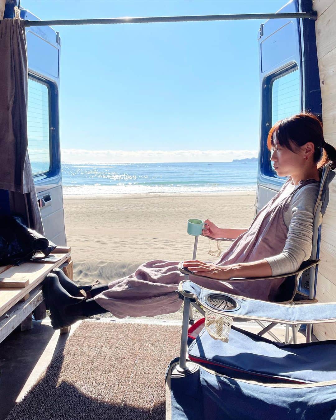 甲斐麻美さんのインスタグラム写真 - (甲斐麻美Instagram)「なにもかもが 満たされた1日  わたしはため息をつくように 「幸せだな〜」 って言ってしまうんだけど  今日は、一体何度口から出たやら わかりません  太陽の眩しい光に包まれて 少し汗をかくくらいに しっかり身体が温まった  瞑想をしていたら ポロポロと勝手に涙が溢れ出し  「こうなりたい、こうならなくちゃ！」  という願いは、全部誰かの為だったことに気付いた 誰かを喜ばせる為に、安心させる為にって  今日からやっと、自分の為に！と思える いやあ、気づかなかったな  そんな今日は新月 海で新月のお願い事をしました 気づいたばかりの 自分の為のお願いを  叶っちゃうな〜こりゃ🌚✨ 楽しみ！  改装途中の車内がお気に入りすぎて もう一個の家みたい  ※ポーズの謎さw  #海 #新月 #太陽  #smile #笑いすぎ #瞑想 #瞑想オススメ #愛車 #vanlife #sprinter  #coffeetime #linen #linendress #roughworkstore #ヘナ #ヘナカラー #カリプヘナ #karip」1月13日 19時02分 - kaico_asami
