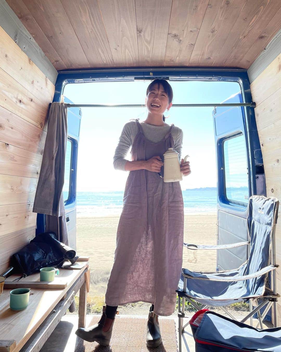 甲斐麻美さんのインスタグラム写真 - (甲斐麻美Instagram)「なにもかもが 満たされた1日  わたしはため息をつくように 「幸せだな〜」 って言ってしまうんだけど  今日は、一体何度口から出たやら わかりません  太陽の眩しい光に包まれて 少し汗をかくくらいに しっかり身体が温まった  瞑想をしていたら ポロポロと勝手に涙が溢れ出し  「こうなりたい、こうならなくちゃ！」  という願いは、全部誰かの為だったことに気付いた 誰かを喜ばせる為に、安心させる為にって  今日からやっと、自分の為に！と思える いやあ、気づかなかったな  そんな今日は新月 海で新月のお願い事をしました 気づいたばかりの 自分の為のお願いを  叶っちゃうな〜こりゃ🌚✨ 楽しみ！  改装途中の車内がお気に入りすぎて もう一個の家みたい  ※ポーズの謎さw  #海 #新月 #太陽  #smile #笑いすぎ #瞑想 #瞑想オススメ #愛車 #vanlife #sprinter  #coffeetime #linen #linendress #roughworkstore #ヘナ #ヘナカラー #カリプヘナ #karip」1月13日 19時02分 - kaico_asami