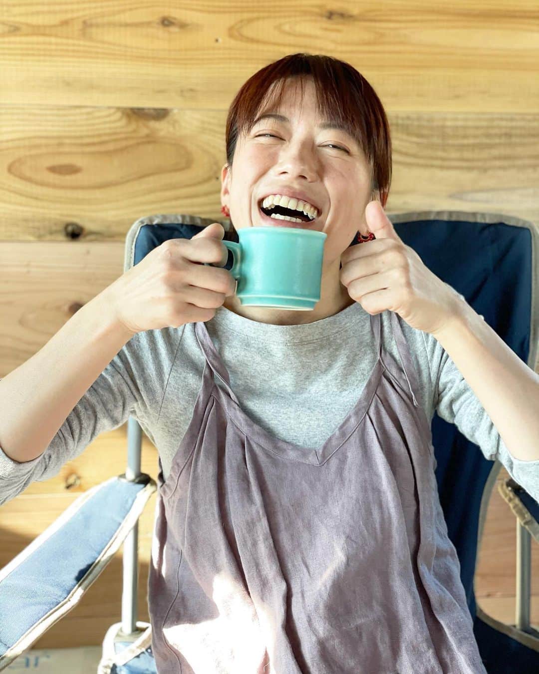 甲斐麻美さんのインスタグラム写真 - (甲斐麻美Instagram)「なにもかもが 満たされた1日  わたしはため息をつくように 「幸せだな〜」 って言ってしまうんだけど  今日は、一体何度口から出たやら わかりません  太陽の眩しい光に包まれて 少し汗をかくくらいに しっかり身体が温まった  瞑想をしていたら ポロポロと勝手に涙が溢れ出し  「こうなりたい、こうならなくちゃ！」  という願いは、全部誰かの為だったことに気付いた 誰かを喜ばせる為に、安心させる為にって  今日からやっと、自分の為に！と思える いやあ、気づかなかったな  そんな今日は新月 海で新月のお願い事をしました 気づいたばかりの 自分の為のお願いを  叶っちゃうな〜こりゃ🌚✨ 楽しみ！  改装途中の車内がお気に入りすぎて もう一個の家みたい  ※ポーズの謎さw  #海 #新月 #太陽  #smile #笑いすぎ #瞑想 #瞑想オススメ #愛車 #vanlife #sprinter  #coffeetime #linen #linendress #roughworkstore #ヘナ #ヘナカラー #カリプヘナ #karip」1月13日 19時02分 - kaico_asami