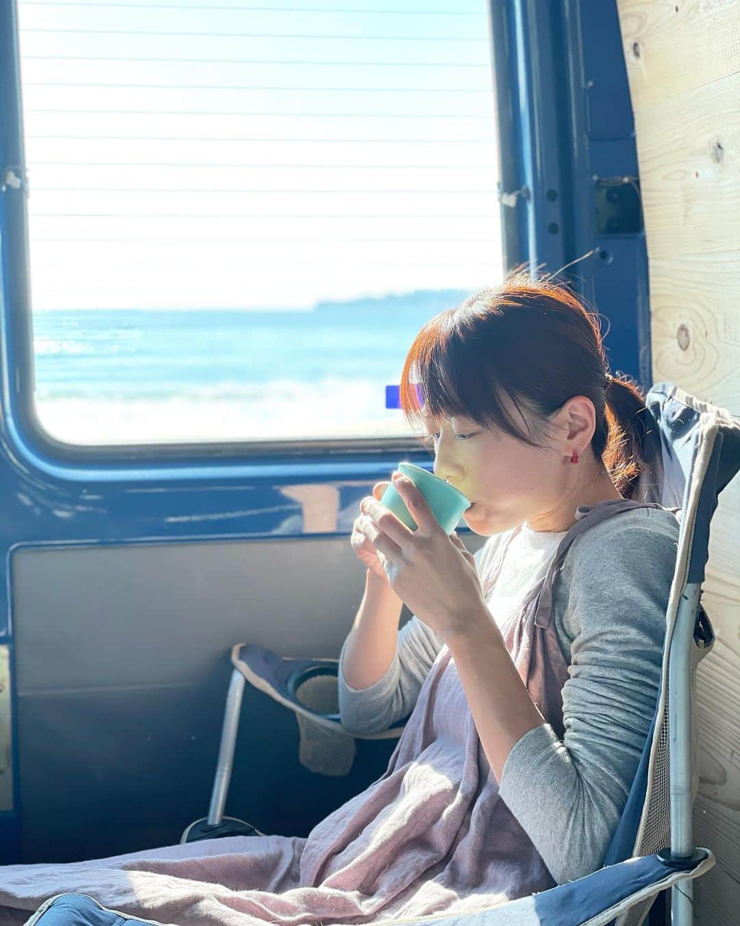 甲斐麻美さんのインスタグラム写真 - (甲斐麻美Instagram)「なにもかもが 満たされた1日  わたしはため息をつくように 「幸せだな〜」 って言ってしまうんだけど  今日は、一体何度口から出たやら わかりません  太陽の眩しい光に包まれて 少し汗をかくくらいに しっかり身体が温まった  瞑想をしていたら ポロポロと勝手に涙が溢れ出し  「こうなりたい、こうならなくちゃ！」  という願いは、全部誰かの為だったことに気付いた 誰かを喜ばせる為に、安心させる為にって  今日からやっと、自分の為に！と思える いやあ、気づかなかったな  そんな今日は新月 海で新月のお願い事をしました 気づいたばかりの 自分の為のお願いを  叶っちゃうな〜こりゃ🌚✨ 楽しみ！  改装途中の車内がお気に入りすぎて もう一個の家みたい  ※ポーズの謎さw  #海 #新月 #太陽  #smile #笑いすぎ #瞑想 #瞑想オススメ #愛車 #vanlife #sprinter  #coffeetime #linen #linendress #roughworkstore #ヘナ #ヘナカラー #カリプヘナ #karip」1月13日 19時02分 - kaico_asami