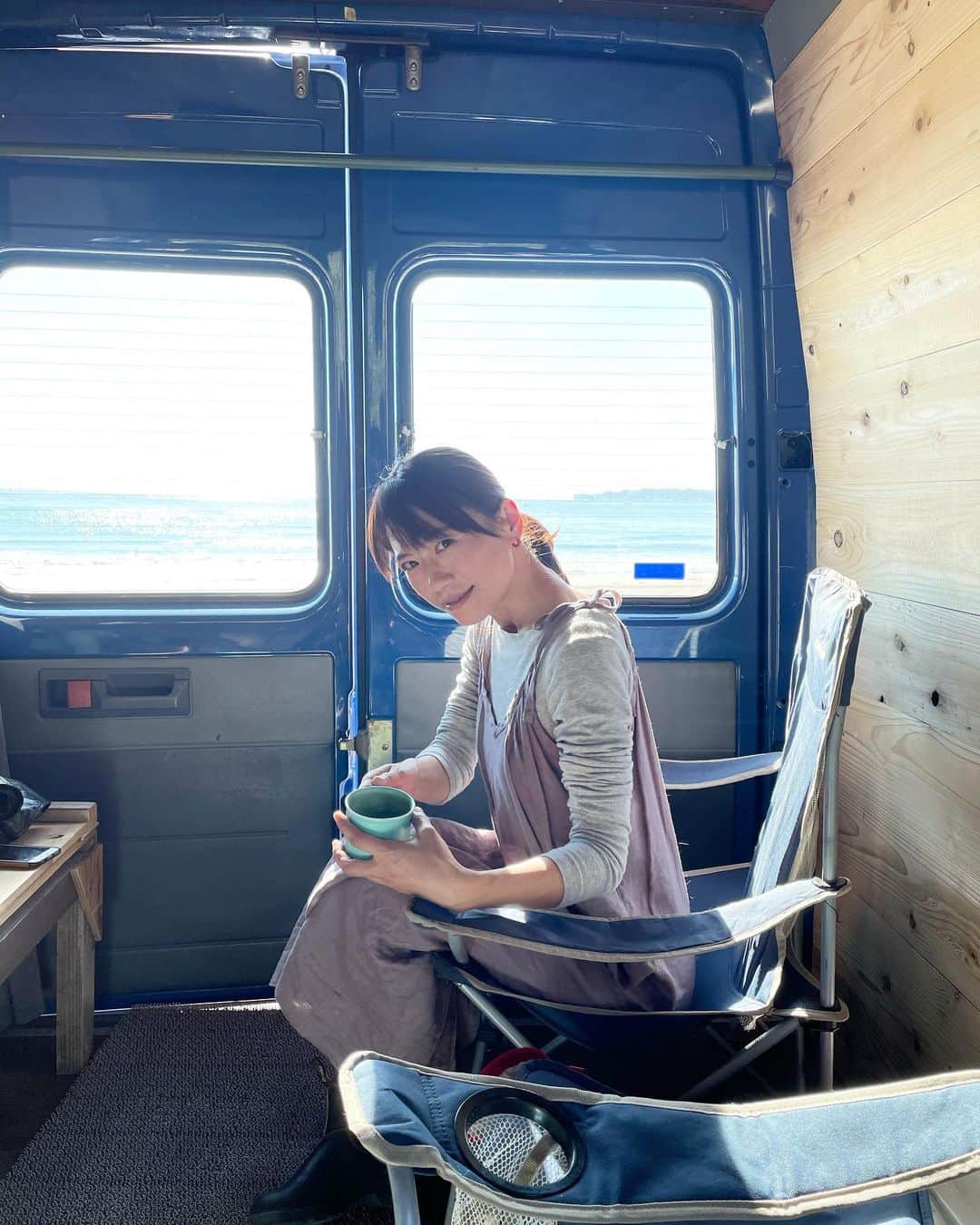 甲斐麻美さんのインスタグラム写真 - (甲斐麻美Instagram)「なにもかもが 満たされた1日  わたしはため息をつくように 「幸せだな〜」 って言ってしまうんだけど  今日は、一体何度口から出たやら わかりません  太陽の眩しい光に包まれて 少し汗をかくくらいに しっかり身体が温まった  瞑想をしていたら ポロポロと勝手に涙が溢れ出し  「こうなりたい、こうならなくちゃ！」  という願いは、全部誰かの為だったことに気付いた 誰かを喜ばせる為に、安心させる為にって  今日からやっと、自分の為に！と思える いやあ、気づかなかったな  そんな今日は新月 海で新月のお願い事をしました 気づいたばかりの 自分の為のお願いを  叶っちゃうな〜こりゃ🌚✨ 楽しみ！  改装途中の車内がお気に入りすぎて もう一個の家みたい  ※ポーズの謎さw  #海 #新月 #太陽  #smile #笑いすぎ #瞑想 #瞑想オススメ #愛車 #vanlife #sprinter  #coffeetime #linen #linendress #roughworkstore #ヘナ #ヘナカラー #カリプヘナ #karip」1月13日 19時02分 - kaico_asami