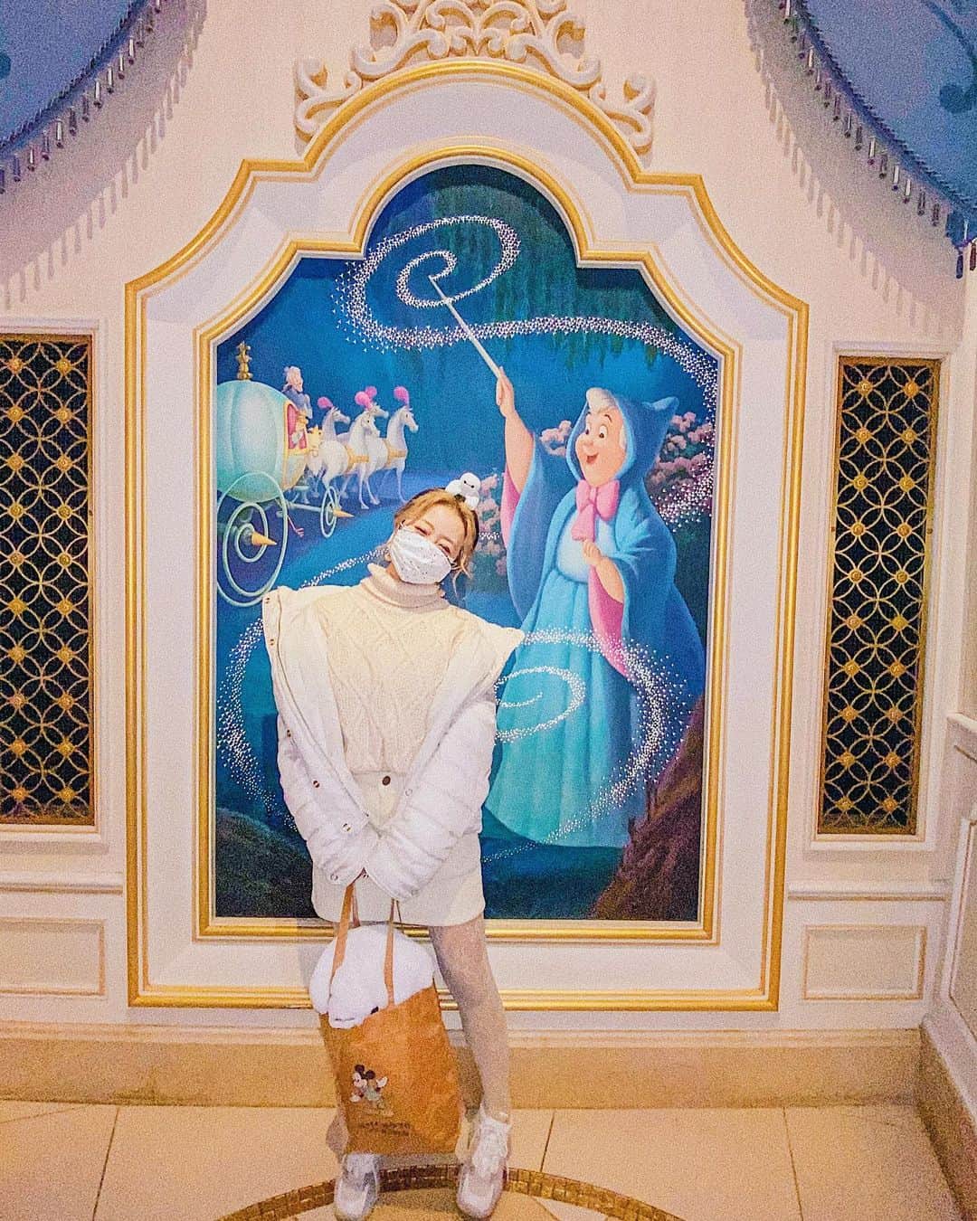 中島絢乃さんのインスタグラム写真 - (中島絢乃Instagram)「🏰💫💎﻿ ﻿ ﻿ 再開した﻿ #シンデレラのフェアリーテイルホール ﻿ で撮った写真たち💕🏰💎🧙🏻﻿ ﻿ ﻿ 嬉しすぎて、﻿ フェアリーゴッドマザーの絵とも﻿ 久しぶりに撮っちゃったよね🧚‍♀️💫﻿ 魔法にかけられる#ベイマックス 🤖笑 ﻿ ﻿ ﻿ ﻿ ううーーー！﻿ パークが恋しいなあ😂💕💕💕﻿ 𓂃 𓈒𓏸 ‎𓂃 𓈒𓏸 ‎𓂃 𓈒𓏸 ‎𓂃 𓈒𓏸 ‎𓂃 𓈒﻿ #disneysisters_jp﻿」1月13日 19時02分 - nakajima_ayano