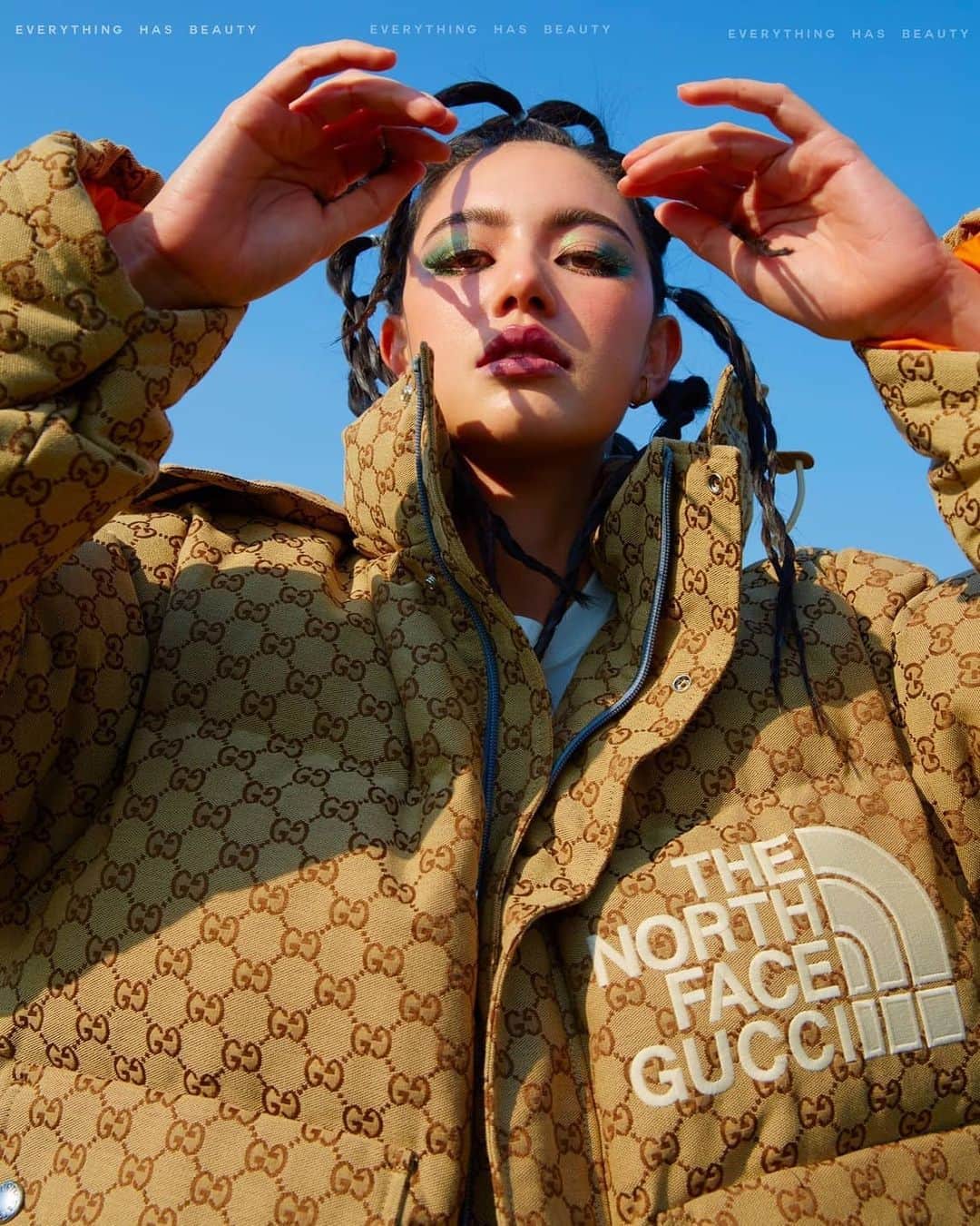 マイ・ダーウィカーさんのインスタグラム写真 - (マイ・ダーウィカーInstagram)「💙TheNorthFacexGucci x @davikah Everything has beauty No.177 Photography  @everythinghasbeauty.bkk Styling  @stylerluknut Make up  @luckysevenb Hair  @seikostyle Wardrobe @gucci #everythinghasbeauty.bkk」1月13日 19時02分 - davikah