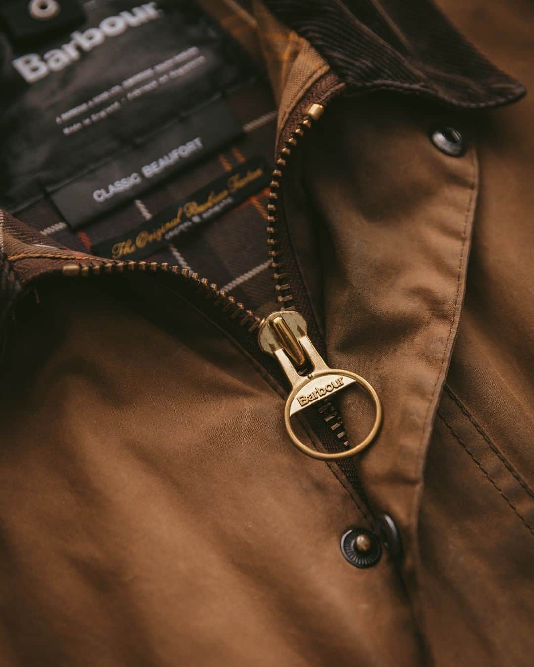 Barbour Japanのインスタグラム：「バブアーのワックスドジャケットはメンテナンスさえすればいつまでも撥水性を保ち、経年変化を楽しめる一生もののアイテムです。  オンラインストアでは、ワックスジャケットのケア方法ついて詳しくご説明しております。是非ご覧ください。  #BarbourWayOfLife」