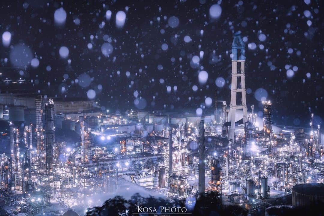 のインスタグラム：「雪の工場夜景はこんなにも美しい カメラモニター見て一人で盛り上がってました♪ 道中にイノシシと遭遇して驚きましたが、向こうの方がびっくりして逃げていきました💨 . Location:和歌山 Wakayama / Japan🇯🇵 Date:2020年12月 . #factory_shotz #lbj_工場夜景 #japan_night_view_member #insta_wakayama #グッドトリップ和歌山 #visitwakayama #longexposure_japan #YourShotPhotographer #sorakataphoto #s_shot #art_of_japan_ #tokyocameraclub #dpj_member #team_jp_ #IG_PHOS #photo_jpn #ptk_japan #pt_life_ #bestjapanpics #Lovers_Nippon #Impressive_gallery #light_nikon #LBJ_Legend #広がり同盟メンバー #nipponpic_member #special_spot_legend #japan_of_insta #Rox_Captures #kf_gallery_vip #1x_japan」