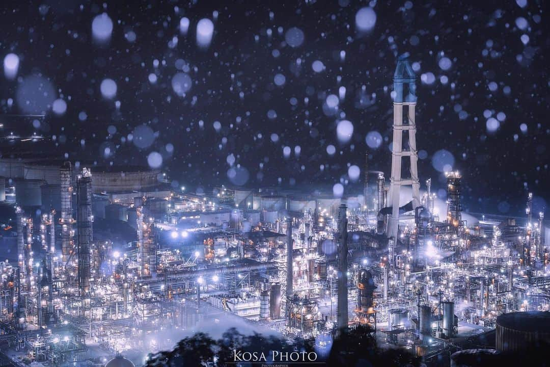 コサさんのインスタグラム写真 - (コサInstagram)「雪の工場夜景はこんなにも美しい カメラモニター見て一人で盛り上がってました♪ 道中にイノシシと遭遇して驚きましたが、向こうの方がびっくりして逃げていきました💨 . Location:和歌山 Wakayama / Japan🇯🇵 Date:2020年12月 . #factory_shotz #lbj_工場夜景 #japan_night_view_member #insta_wakayama #グッドトリップ和歌山 #visitwakayama #longexposure_japan #YourShotPhotographer #sorakataphoto #s_shot #art_of_japan_ #tokyocameraclub #dpj_member #team_jp_ #IG_PHOS #photo_jpn #ptk_japan #pt_life_ #bestjapanpics #Lovers_Nippon #Impressive_gallery #light_nikon #LBJ_Legend #広がり同盟メンバー #nipponpic_member #special_spot_legend #japan_of_insta #Rox_Captures #kf_gallery_vip #1x_japan」1月13日 19時09分 - kosa_photo