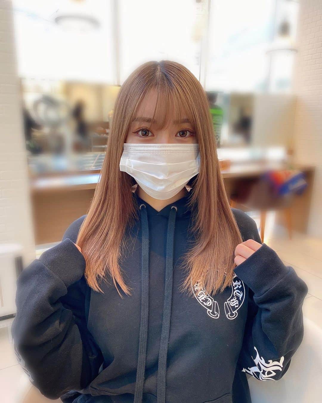 のインスタグラム：「RolleN(@rollen_official )で 美髪トリートメントしてきたよ💆‍♀️💕  髪の毛がみちがえるほど さらっさらになってうれしい😍  従業員の方々もお客様も 常時マスクをしていて消毒も置いてあり、 コロナ対策は万全でした✨  2月14日に 拡張オープンするみたいなので ぜひ行ってみてね❣️ _ __ _ __ #美容好き #女性らしさ #ストレートヘア #艶髪 #ヘアケア #ヘアスタイル #透明感 #トリートメント #美髪トリートメント #モテ髪 #ツヤ髪 #美髪 #美髪チャージ #japanesegirl #hairstyle #hairtreatment #followｍe #instalike #likeforfollow #japan_photo #japan_of_insta #chromehearts #fashionista」