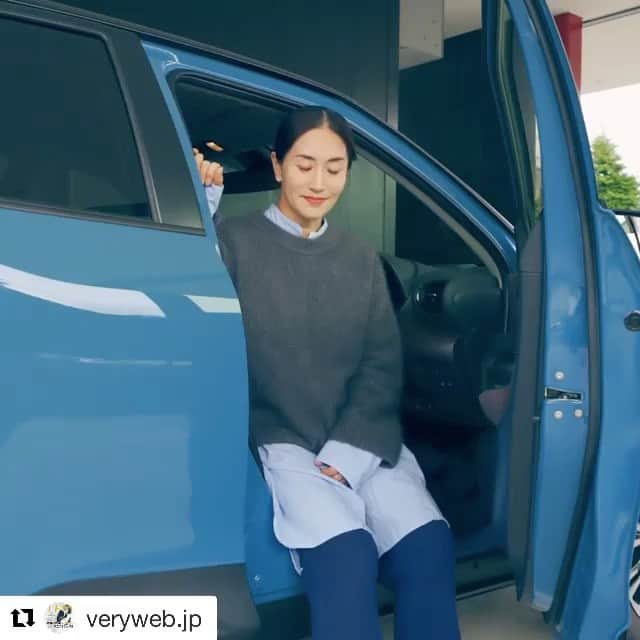 亀恭子のインスタグラム：「@veryweb.jp × @toyota_jp の動画に出演してます。  TOYOTAのYARIS CROSSと 働く母それぞれのライフスタイルに合わせた付き合い方。  昨年末から徐々にアップされています。  是非観てください♪  #Repost @veryweb.jp with @get_repost ・・・ VERY×YARIS CROSSのスペシャル動画「ヤリスクロスとわたし」。 今回はスタイリストの亀恭子さんに、ドライブシーンのファッションについて教えてもらいました。 「運転するのにロングシャツ？しわにならないのかな？」と思われるかもしれませんが、さすがはスタイリストさん。 「ニットパンツはラクで運転しやすいけど家着にも見えるから、送迎シーンならシャツをはさんできちんと感も出します。 洗いざらしだから、運転しててもシワが気にならないです」とのこと。 らくちんさときちんと感の塩梅がさすがでした。 #VERY編集部 #VERYweb #雑誌VERY #亀京子 #ヤリクロ #yariscross #withyc 車が気になる人はこちら @toyota_jp」