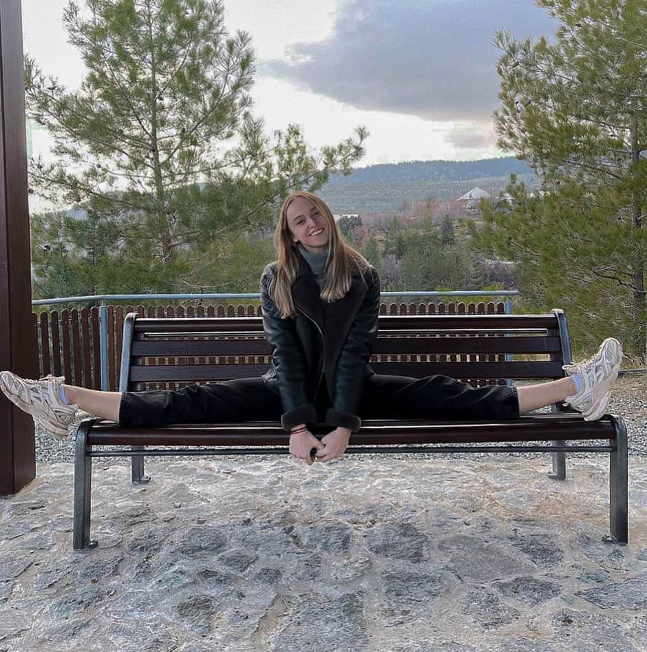 マリナ・デュランダのインスタグラム：「just me in a comfortable position 🤸🏼‍♀️」