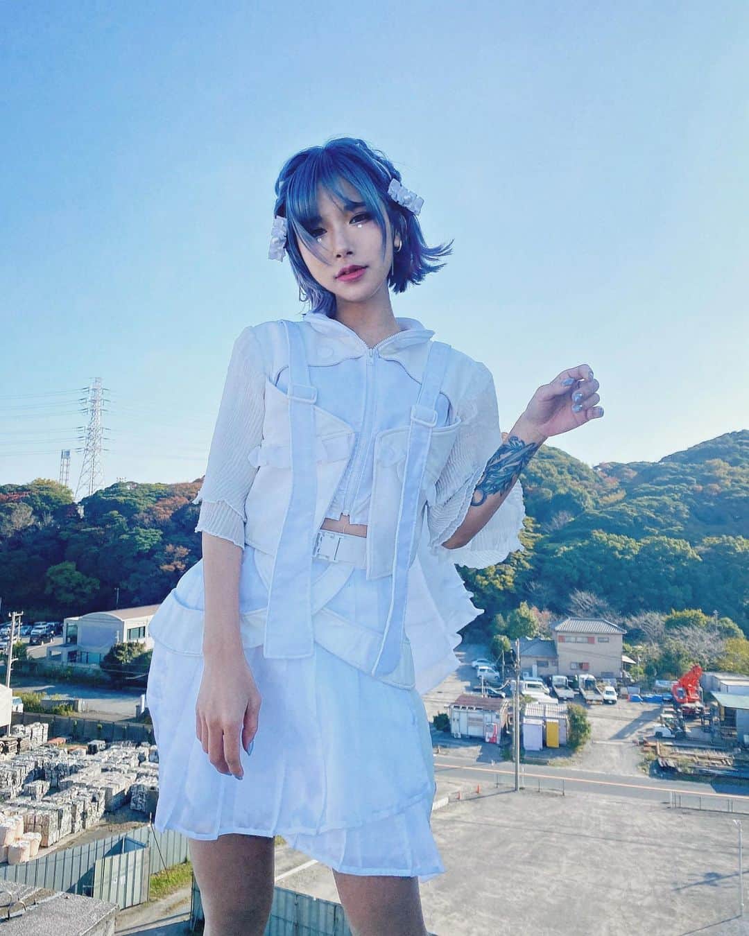 病夢やみいのインスタグラム：「https://youtu.be/DW8U0FQwf2E  CY8ER『時をとめて』MV  hair set @cocooosaki hair color&hair extention @logmisato   #CY8ER #bluehair#tattoogirl #ボブアレンジ#外ハネボブ#派手髪 #셀카#머리스타그램#헤어컬러링#단발머리」