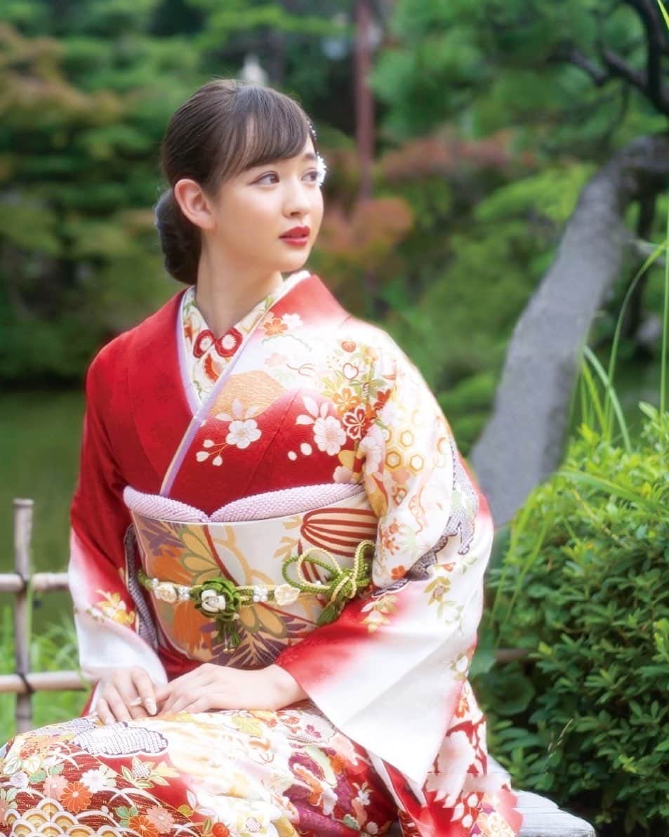 のインスタグラム：「・ ・ Jk卒業が待ち遠しい🥺ᜊﬞﬞ ᶻᶻᶻ﻿ ・ #ナタリア聖奈 #ljk  #振袖 #振袖ヘア #着物女子 #和装 #kimono」