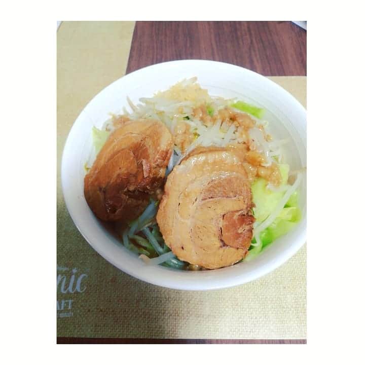 近藤笑菜のインスタグラム：「最近、宅麺というのでラーメンお取り寄せするのにハマっている我が家。 これはガッツリの二郎系🍜 もやしとキャベツをセルフで盛り盛りにして、チャーシューとスープと太麺絡めるのが最高にうまい～～♡ 食べるの遅い種族なので、あのお店独特の席早く空けねばプレッシャーを感じずして家で二郎系を楽しめるというのがたまらん…🐿️ #おうちごはん #宅麺 #ラーメン #二郎」