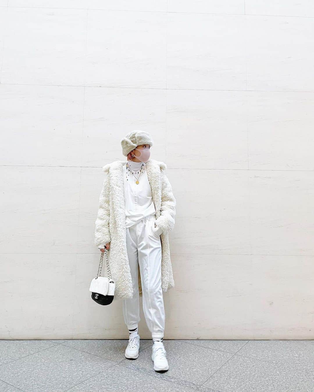 橋本江莉果さんのインスタグラム写真 - (橋本江莉果Instagram)「#オールホワイト 🐻‍❄️🤍﻿ ﻿ #牛柄 の靴下をポイントに🧦🐄⚪️⚫️﻿ ﻿ #coordinate #outfit #ootd #fashion #style #styling #allwhite #white ﻿ クレジットは #WEAR 👉🏻【erica0114】﻿ またはタップにて👆🏻📝」1月9日 22時03分 - erica_hashimoto