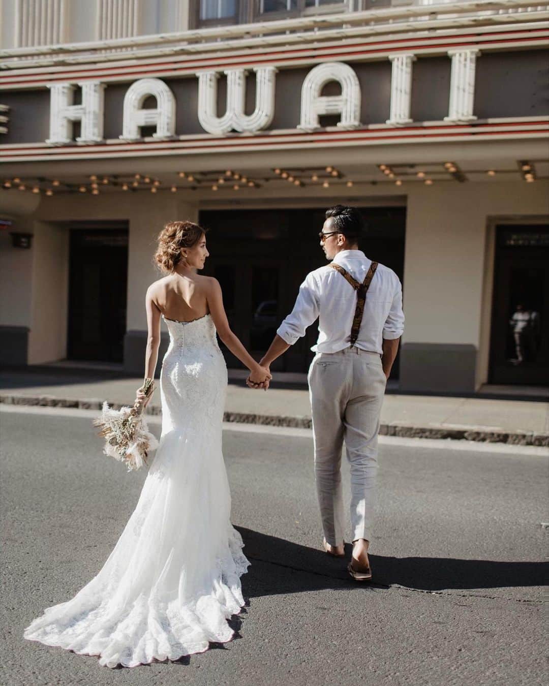 のインスタグラム：「Wedding anniversary💍  ハワイウエディングから2年✨  今思えば本当に夢のような時間だったな👰🤵✨  一生に残る最高の思い出🌺  📷 : @mermaidlove808   #hawaii #wedding #ハワイ #ウエディング #ハワイウエディング #ウエディングドレス #ウエディングフォト」