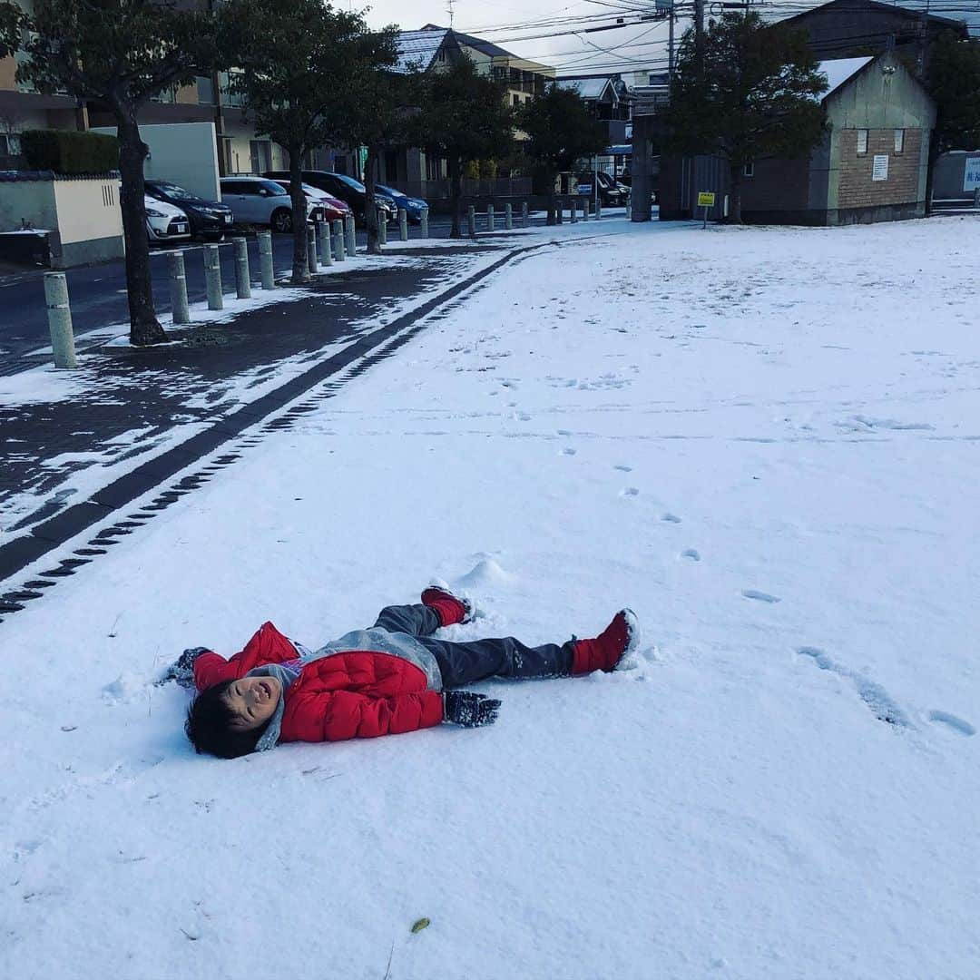 渡辺沙亜里さんのインスタグラム写真 - (渡辺沙亜里Instagram)「めったに無い福岡の積雪なので本気で遊んでみた❄️☃️ 雪合戦したいというので近くの公園で本気で勝負したら、口に雪入ってテンション下がって帰るという…笑 しっかり遊んでしっかり登って今日も頑張りました🥰 #雪合戦 #福岡も雪は降る #そして寒い」1月9日 22時06分 - saari_watanabe