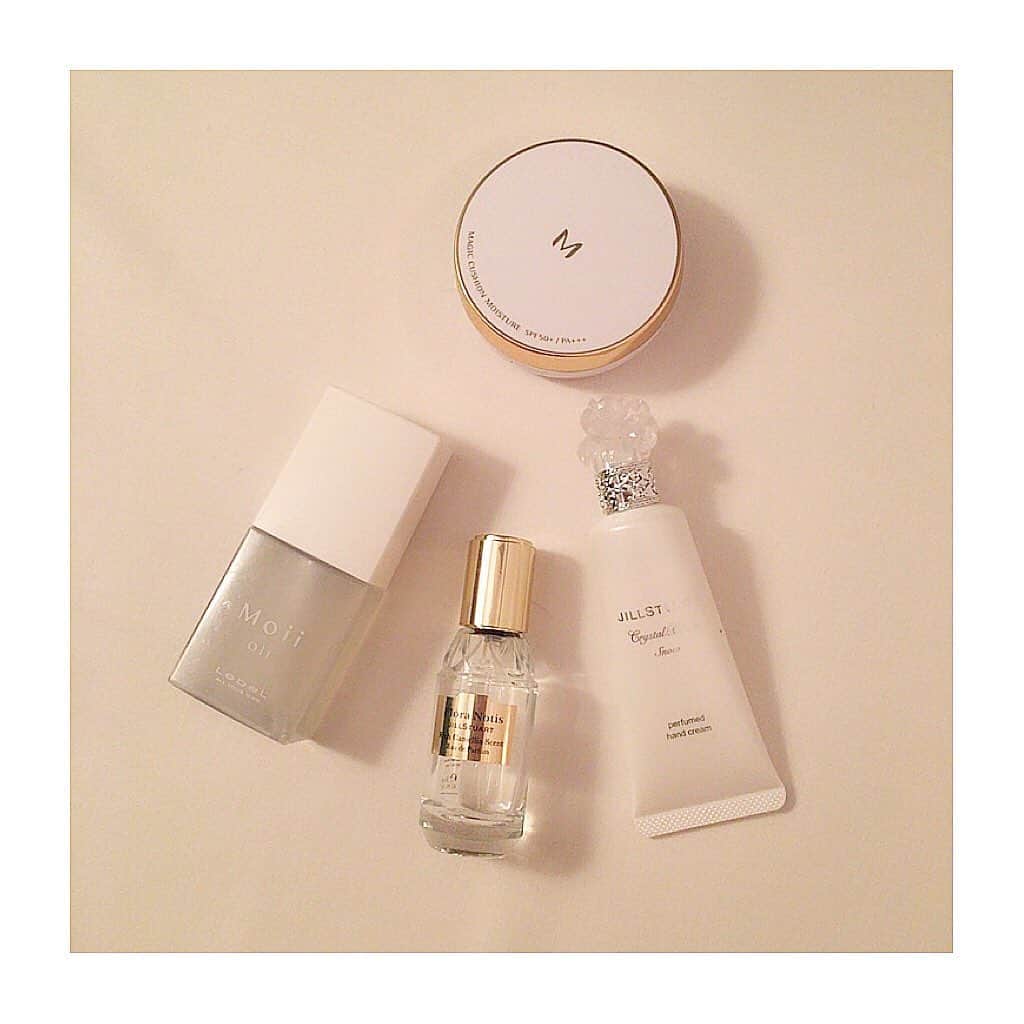 波妃美咲のインスタグラム：「常にバックに入れている美容グッズ✨  #愛用品  #jillstuart  #香水 #ハンドクリーム #ヘアオイル #moii #ミシャクッションファンデ #ミシャ #美容品」