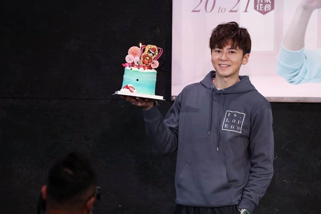 Lego Liのインスタグラム：「邁入第五年度的代言 感謝品牌提前慶生，也謝謝大家配合防疫工作又能開心見面，能量補充完畢🌟 一起期待 我和品牌今年度的計畫吧😇 @islounge.tw  #islounge嗜香氛 #台灣專業洗護髮品牌」