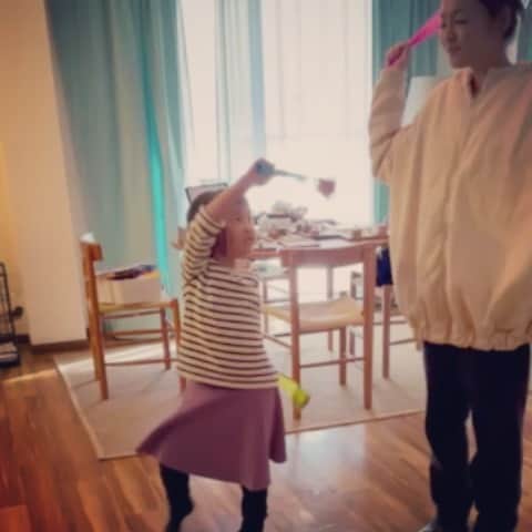内藤陽子のインスタグラム：「3連休、お疲れさまでした😅 お兄ちゃんがが手伝ってくれたおかげで、 ニコ部屋も整理整頓、 水泳も行けました🏊‍♀️ 今ニコはniziuが大好き🎶  #母大変 #しかも  #朝8時半から  #niziu」