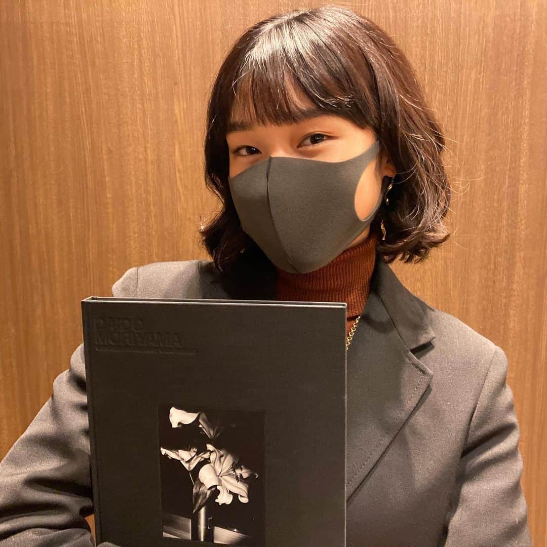 のインスタグラム：「以前、私も参加させて頂いたお仕事の作品（下に詳細を引用↓）が一冊の写真集になったとの事で購入しました✨  とても嬉しいです😊 ________________________________ 「サンローラン（SAINT LAURENT）」のクリエイティブディレクター アンソニー・ヴァカレロ（Anthony Vaccarello）が、自身がキュレーションする新たなアートプロジェクト「SELF」  第1弾アーティストに起用された森山大道さんの作品は、ヴァカレロさんの監修によりパリのパレ・ロワイヤルの中庭に製作されたインスタレーション内で一般公開されている。展示期間は2018年11月11日まで！  YVES SAINT LAURENT SELF ART 01 by Daido Moriyama @ysl @anthonyvaccarello  NOVEMBER 09-11 AT PALAIS ROYAL,Paris」