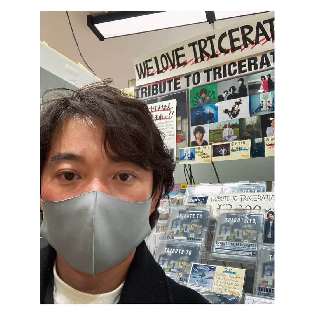 林幸治さんのインスタグラム写真 - (林幸治Instagram)「タワーレコード新宿店へ。豪華アーティスト陣によるトライセラトップス初のトリビュート盤「TRIBUTE TO TRICERATOPS」大展開してくれています。皆様のおかげで名盤です。俺の画像の切り抜きにTwitterでの発言を書いたポップがあったので、こっそりサインしてきてしまいました。笑  お近くの方は是非立ち寄ってみて下さいね。10Fにはレコードフロアもあって楽しい店舗です。  #tributetotriceratops #トライセラトリビュート #タワーレコード新宿店 #tower_shinjuku」1月9日 22時11分 - tct_koji_hayashi