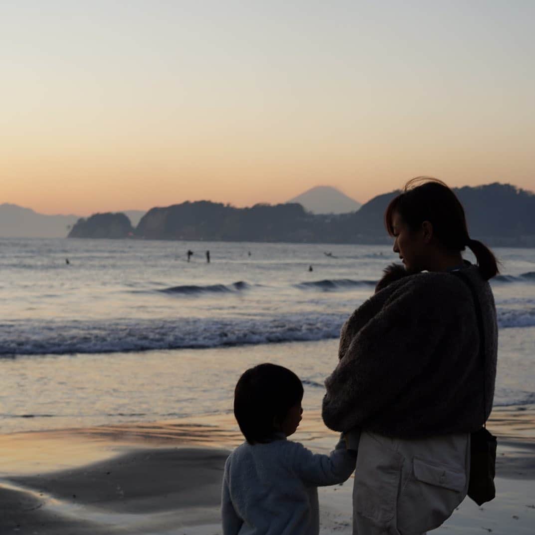 前田有紀さんのインスタグラム写真 - (前田有紀Instagram)「連載をしているHanako.tokyoの記事がアップされ、そろそろお正月のお花から、生け替えるタイミングに春の花についてコラムを書きました。 近況として、家族で海に散歩に行った時に夫が撮影してくれた写真を。夕方の海が好きで、散歩は夕方が多い我が家です。次男抱えて長男手つなぎ。賑やかになったなぁ。」1月9日 22時13分 - yukimaeda0117