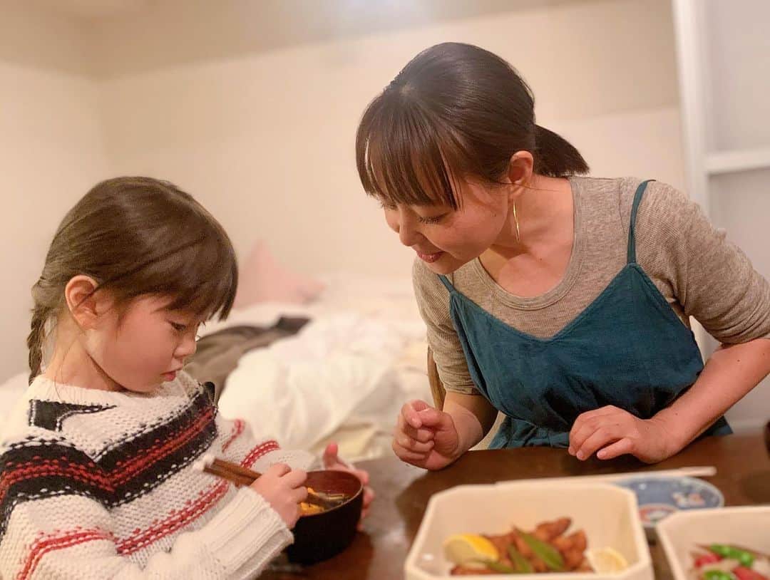 坂本美雨さんのインスタグラム写真 - (坂本美雨Instagram)「お正月のふりかえり。  青山有紀ちゃんのおうちで、ずっと恋しかった唐揚げと、トックのスープ、有紀ママからお福分けのおせちも。なにもかも美味しすぎた。。有紀ちゃんちでなまこと過ごすお正月は、心底安心できる幸せな時間だったなぁ。 マイ女神。 @yukiaoya  . 元日の #今日のなまこちゃん #有紀ちゃんとなまこ」1月9日 22時13分 - miu_sakamoto