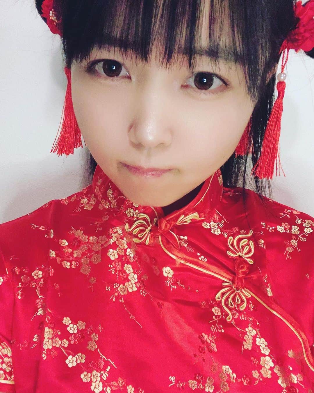 里咲りさのインスタグラム：「チャイナドレスが届きました！  #チャイナドレス #チャイナ　#おだんごヘア #中国語 #勉強中  #社長  #今年もがんばります」
