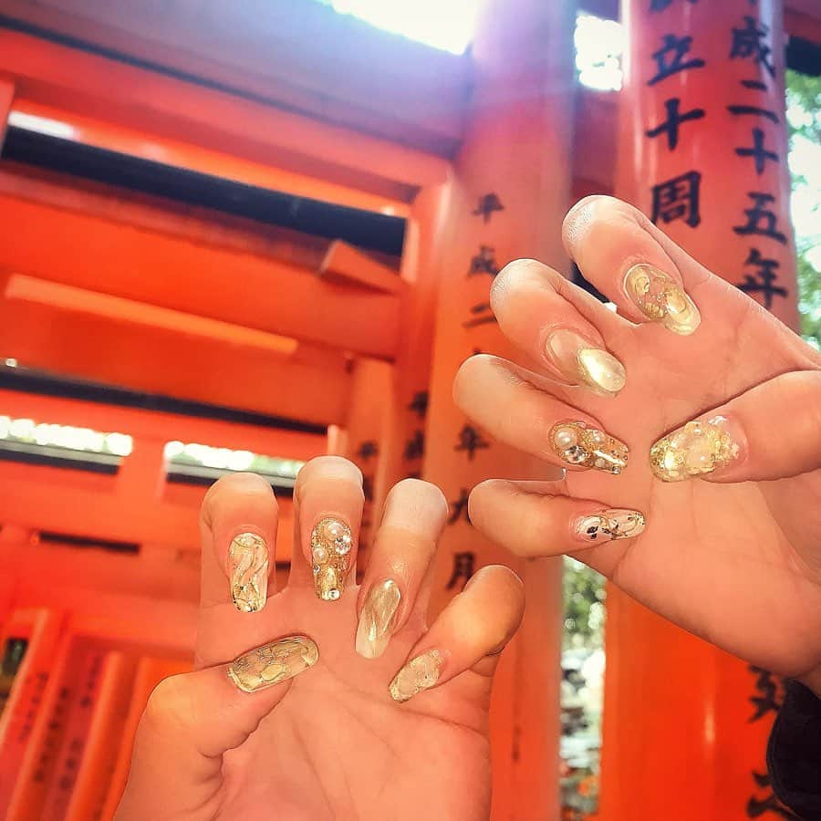鈴木まりなのインスタグラム：「New Nail   @list.nail 担当 盛さん お正月ネイルはゴールド🎍      ↓↓↓ List. 📞06-6253-0031 📍大阪府大阪市中央区南船場4-12-8 関西心斎橋ビル7Ｆ         #マリナネイル #ネイルデザイン #お正月ネイル #大阪ネイルサロン #ネイルでマインドリセット  #list_nail #nail #naildesign #magnetnails #nailsofinstagram #nailitdaily #nailsmagazine #nailonfleek #firenails」