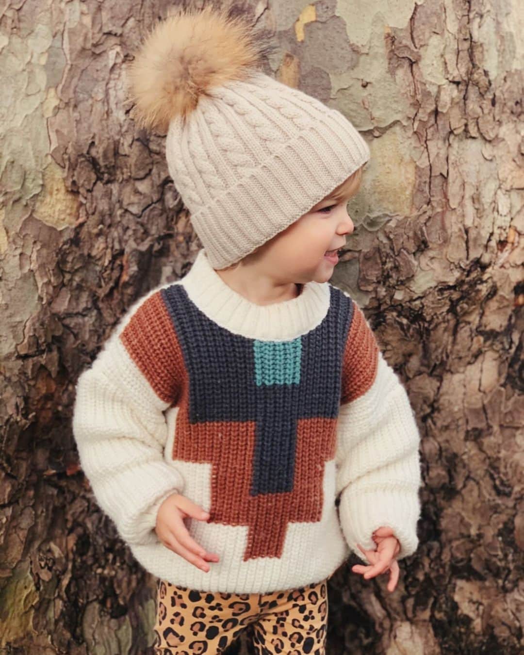 アリゾナ・ミューズのインスタグラム：「Happy Saturday from this little nature lover 👶」