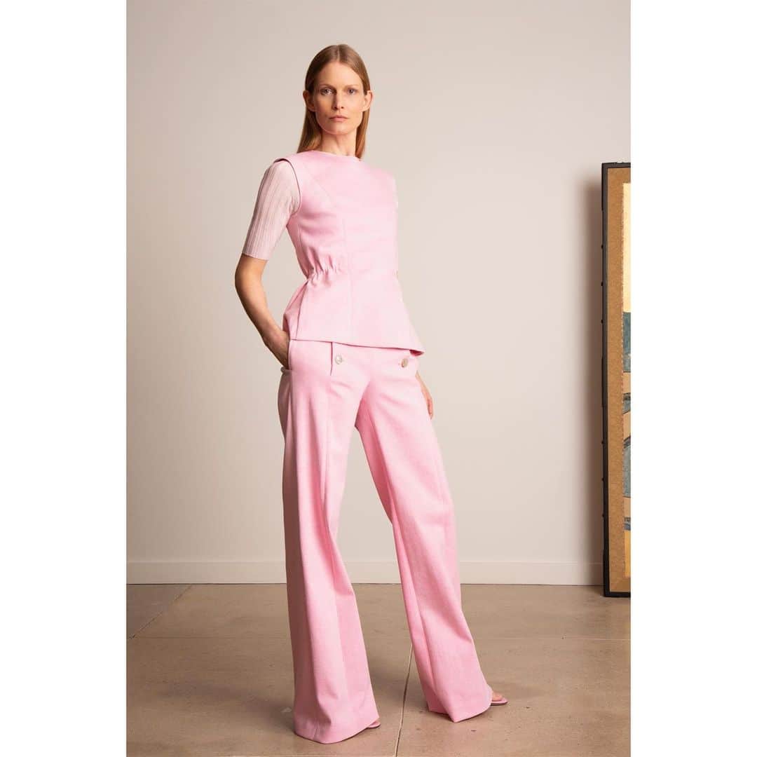 アダムのインスタグラム：「Thank you, Nicole Phelps, @voguerunway⁠  "Adam Lippes is opening a boutique in lower Manhattan early this year, reversing the trend of store closures we’re seeing elsewhere. When this collection starts shipping to his new shop in mid June, he’s hoping his customers are going out again—or at least feeling ready to go out.⁠⠀ ⁠⠀ But will they be ready to get out of their sweatpants? That’s fashion’s million-dollar question in 2021. Once we’re finally sprung free from a year in lockdown, will women crave excess and exhibitionism, or will they shrink from it? The answer is probably both, but there’s one thing that Lippes is betting on: “I think women have gotten used to being comfortable,” he said from his showroom, which is a convenient walk from that soon-to-be store. “Our internal challenge is how to engage them.”⁠⠀ ⁠⠀ To start, he met the challenge by thinking differently about materials. A Japanese denim, for example, was dyed an unexpected shade of light pink here in New York, and cut into sailor-front pants and a matching sleeveless peplum top, while a black denim button-down and pencil skirt were treated to Swarovski pearl buttons. An Italian jacquard with no fewer than 12 different colors of yarns—the sort of thing one might’ve once used for a fancy dress—was cut into Bermuda shorts and a safari jacket.⁠⠀ ⁠⠀ Other pieces more straightforwardly emphasized a sense of ease. A pretty printed silk dress in shades of blue and white fell gracefully to the ankles from a softly elasticized waist, and a white silk crepe dress with vintage buttons accenting its single sleeve was caftan-like in attitude. Not a hint of excess anywhere. That said, Lippes isn’t opposed to a flash of legs. His take on the shorter silhouette we’re starting to see around town came in A-line white denim with those special vintage buttons."」