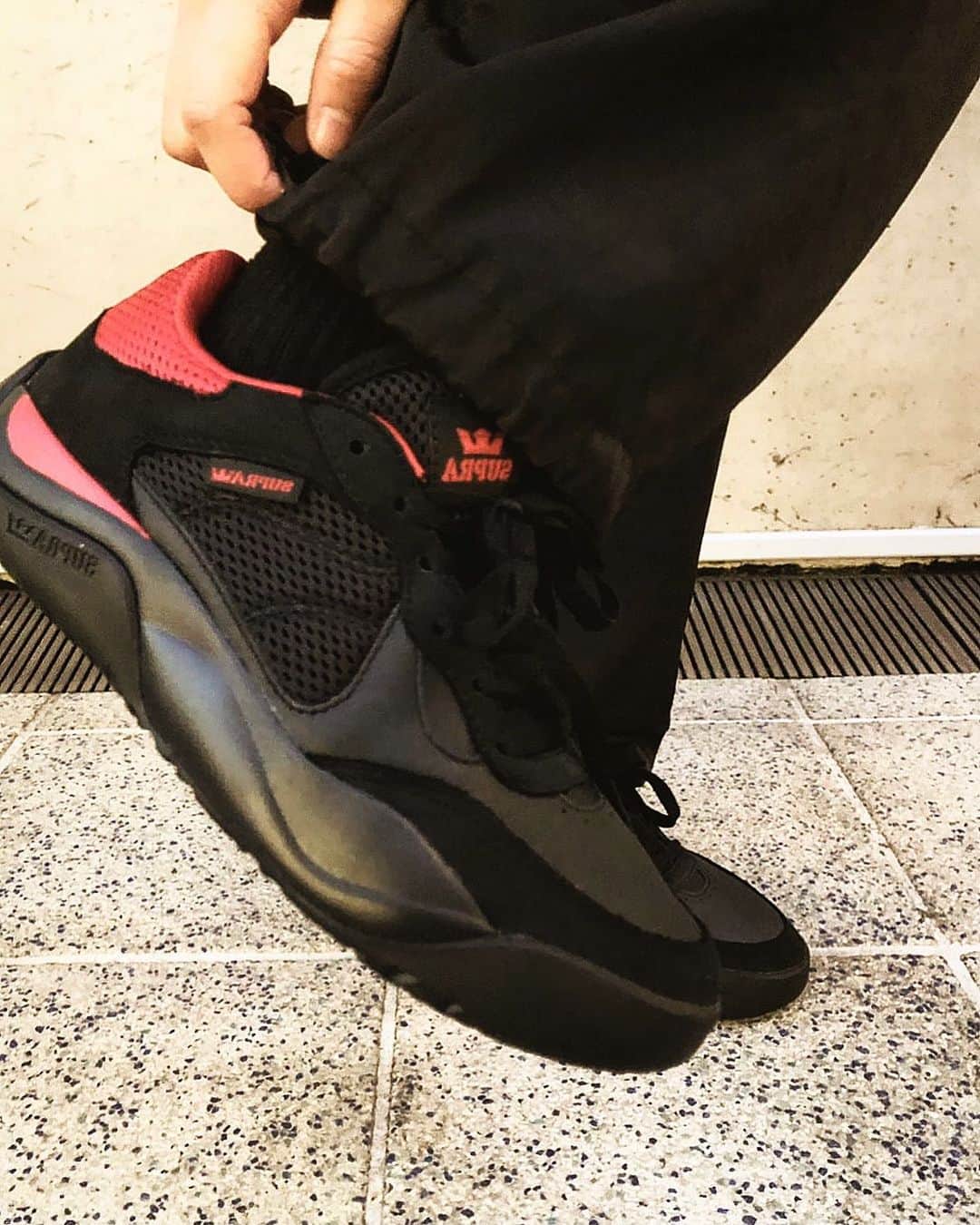 SUPRA TOKYOのインスタグラム：「【PECOS】  “BLACK RED BLACK” — instore & online —  #suprafootweartokyo #sneaker  #pecos #black #red  #harajuku」