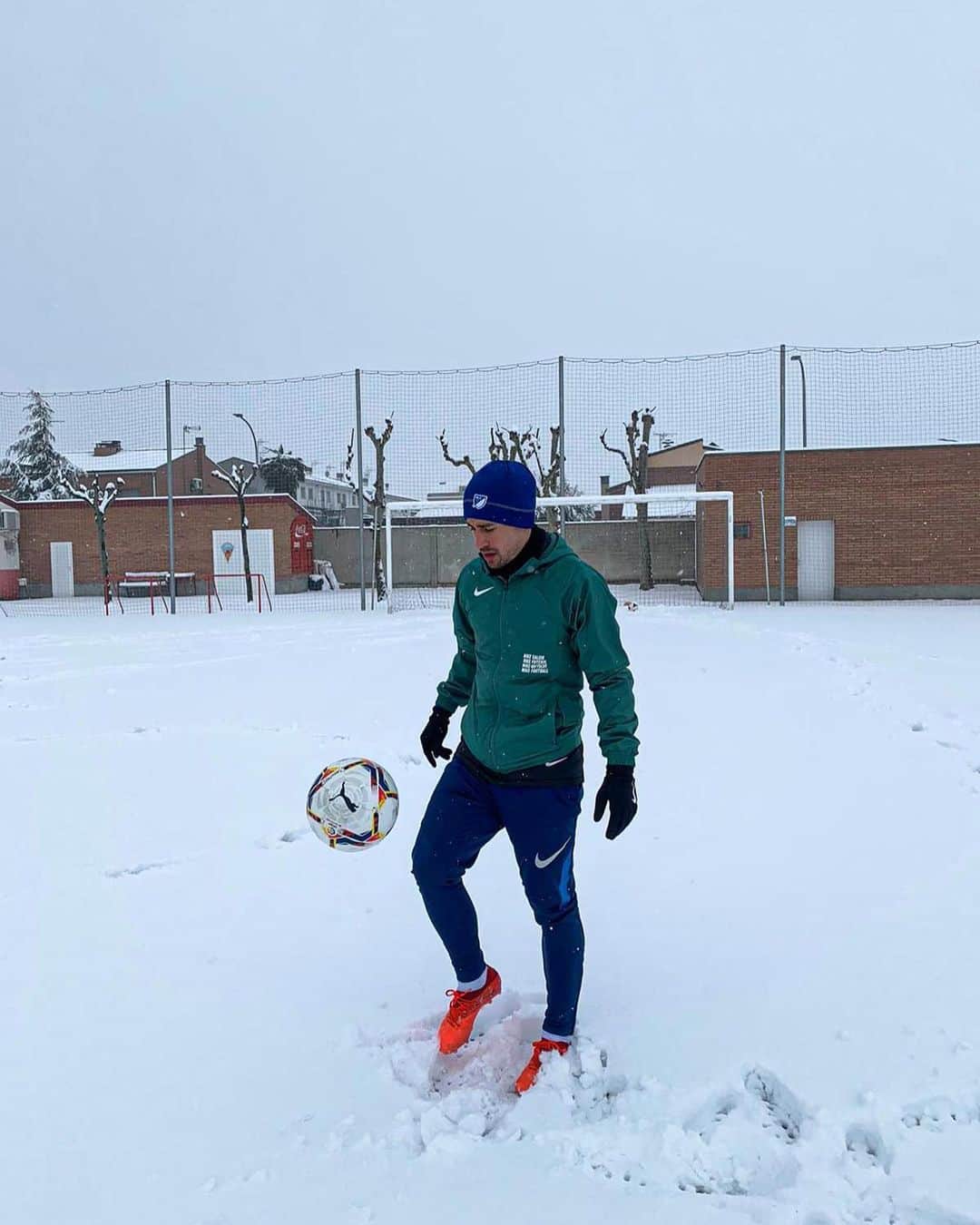 ボージャン・クルキッチのインスタグラム：「Disfrutando de un divertido entrenamiento en la nieve. ❄️⚽️ ¡Qué gozada! // Enjoying a fun session in the snow. ❄️⚽️ What a great time! // Gaudint d'un divertit entrenament a la neu. ❄️⚽️ Quin gust!」