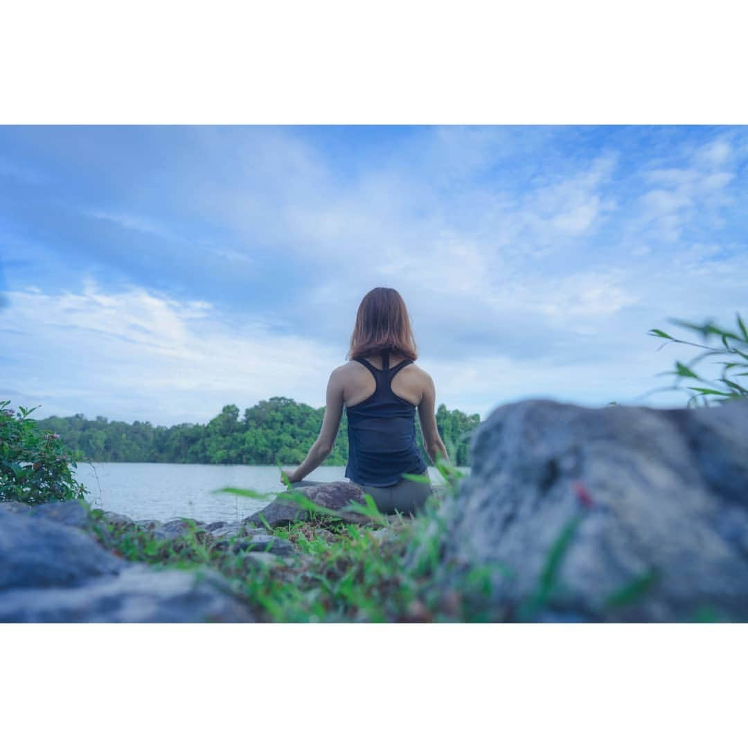 峯岸伽奈さんのインスタグラム写真 - (峯岸伽奈Instagram)「. . .  Feeling the air of nature.🍃  久しぶりに自然の中に身を置いて。 この場所に何時間でも居られそうでした。  #macritchiereservoir #meditation #sonyalpha #sonysingapore  #yogilife  #ヨガ#瞑想　#ヨガインストラクター #シンガポール   📸@takechi_08」1月9日 22時25分 - minegishikana_