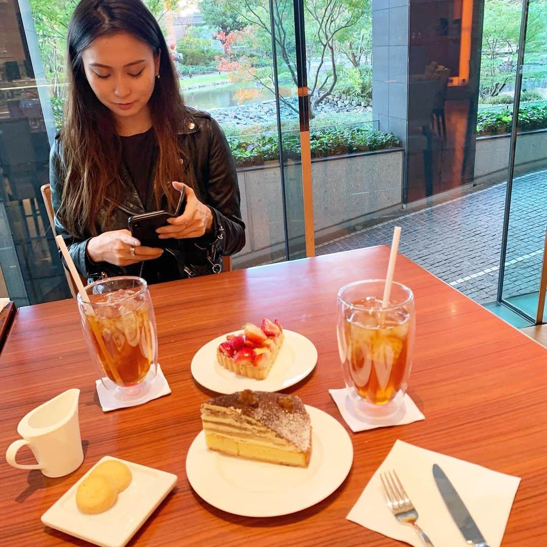 岡本麻佑のインスタグラム：「. めちゃめちゃ大好きなカフェ😍❤️✨まみちゃんも気に入り過ぎて食べたケーキ2つ買って持って帰ってた😂🍰💕笑　可愛い🤣💖」