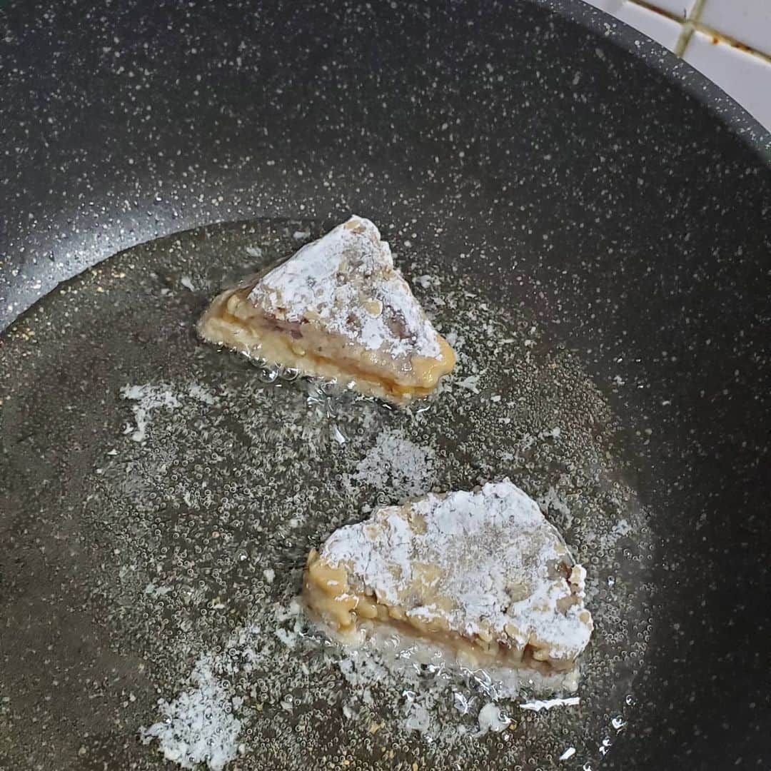 鈴木奈都さんのインスタグラム写真 - (鈴木奈都Instagram)「やっすい冷凍のカツオのタタキを、漬けにして片栗粉付けて揚げる、 カツオのタタキの竜田揚げ。 これホントにうまいの🐟 カメラ新調できたので、早く動画でも上げる！  #魚料理  #サバヨミキッチン #スーパー鮮魚売場」1月9日 22時29分 - suzukinatsu