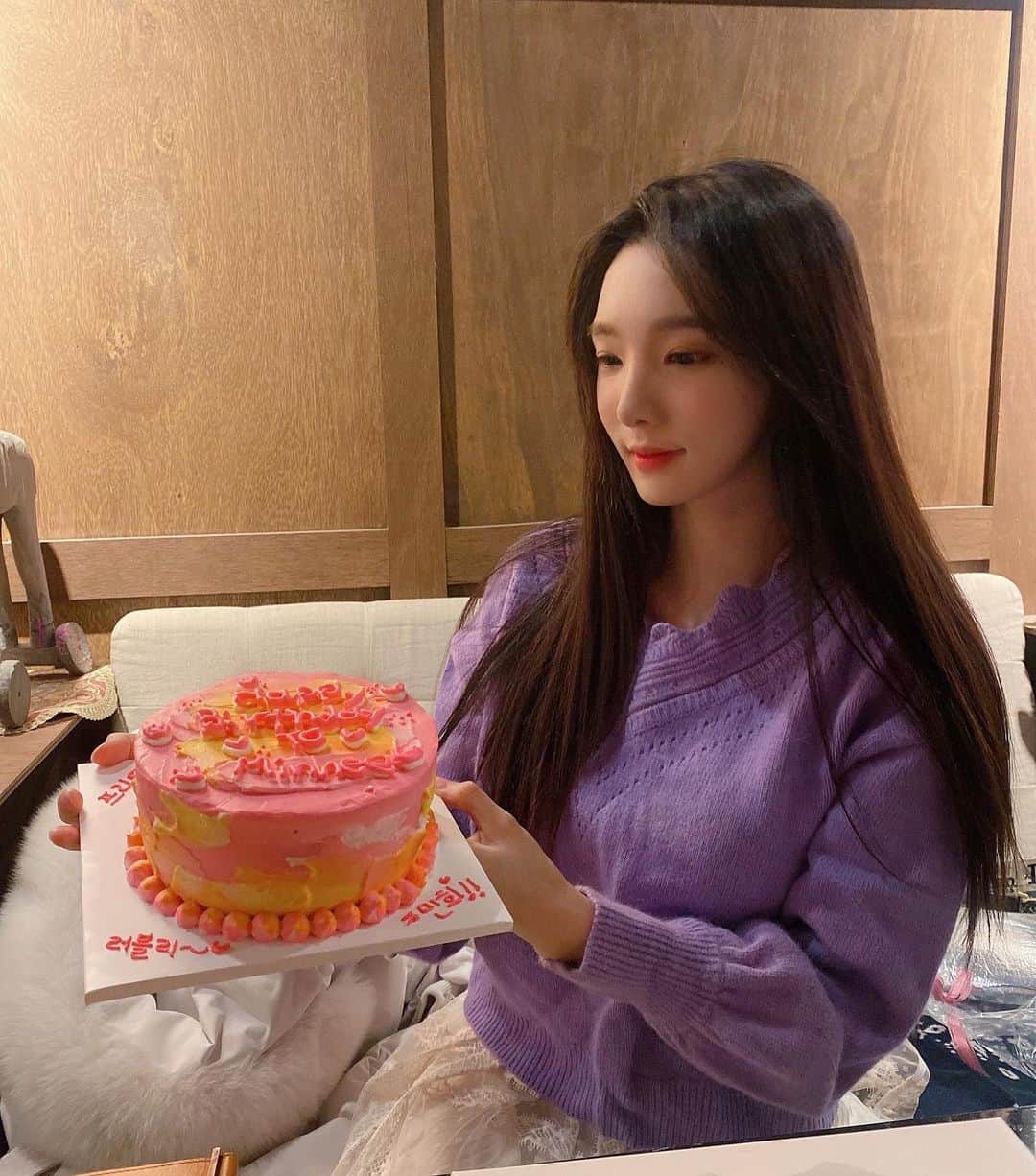 ミンヒ のインスタグラム：「밥먹기전에 찰칵✨  케이크 정말 내취향저격😍❤️ 너무 고마워 @kimhyesong  🎁🎉🎂  ❗️다들 오늘 생일인줄 아시네 오늘 생일 아님^^ 케잌선물을 지금 받은겁니다~~」