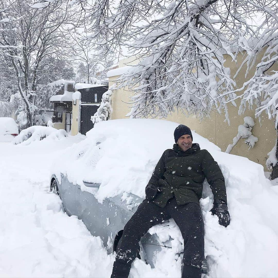 ルイス・フィーゴさんのインスタグラム写真 - (ルイス・フィーゴInstagram)「I was thinking of taking the car for a ride, but it will be difficult 🥶😂😂 #filomena」1月9日 22時31分 - luis__figo