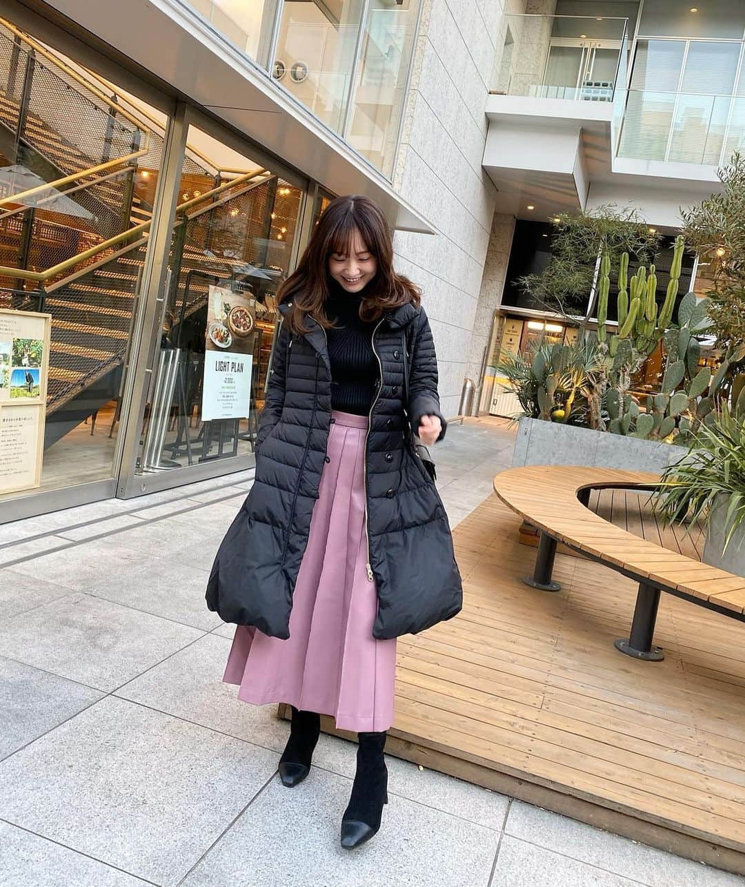 西川瑞希（みずきてぃ）さんのインスタグラム写真 - (西川瑞希（みずきてぃ）Instagram)「PINKのレザースカートを差し色に💕黒ピンクの合わせってたまに無性に着たくなる〜☺︎  @cheriemona_official カラーレザープリーツスカート(SALE ITEM) ※サイト記載パープル  #cheriemona #skirt #winterfashion #codenate #冬コーデ #レザースカート #プリーツスカート #ピンク #パープル」1月9日 22時31分 - mizuki_nishikawa_