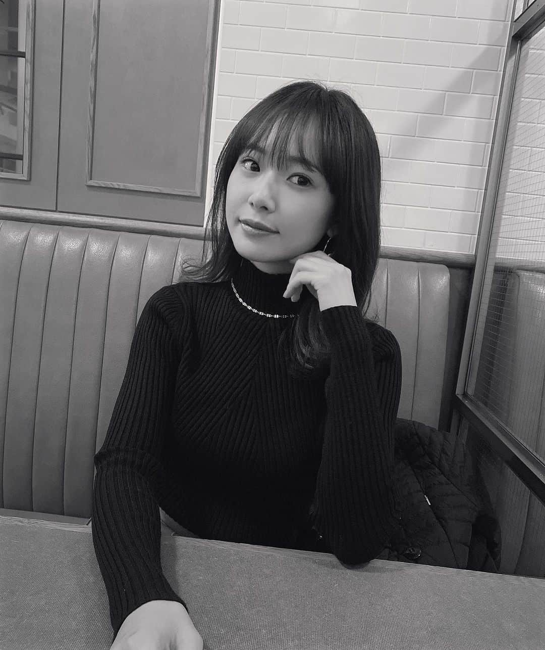 西川瑞希（みずきてぃ）さんのインスタグラム写真 - (西川瑞希（みずきてぃ）Instagram)「PINKのレザースカートを差し色に💕黒ピンクの合わせってたまに無性に着たくなる〜☺︎  @cheriemona_official カラーレザープリーツスカート(SALE ITEM) ※サイト記載パープル  #cheriemona #skirt #winterfashion #codenate #冬コーデ #レザースカート #プリーツスカート #ピンク #パープル」1月9日 22時31分 - mizuki_nishikawa_