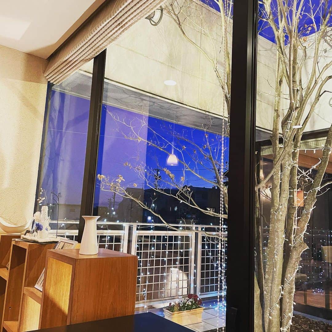 のインスタグラム：「今日は友達と高牟神社と城山八幡宮へ😊恋愛に効くと言われているので女2人で行ってきたよ❤️ そのあと、覚王山におしゃれなカフェ見つけてランチしました🍰 窓からの景色、お庭みたいになってる作りで2枚目はお昼なんだけど凄くステキ😍 こんなお家にいつか住みたい…笑 おみくじもたくさん引いたのでまた動画か写真アップします✨ 今年もいいことありますように🍀 みなさんにも😊❤️ #高牟神社 #城山八幡宮　#覚王山　#カフェ　#女子会　#初詣　#恋愛運アップ #恋愛運 #覚王山グルメ　#名古屋　#神社　#おみくじ　#オトナ女子」
