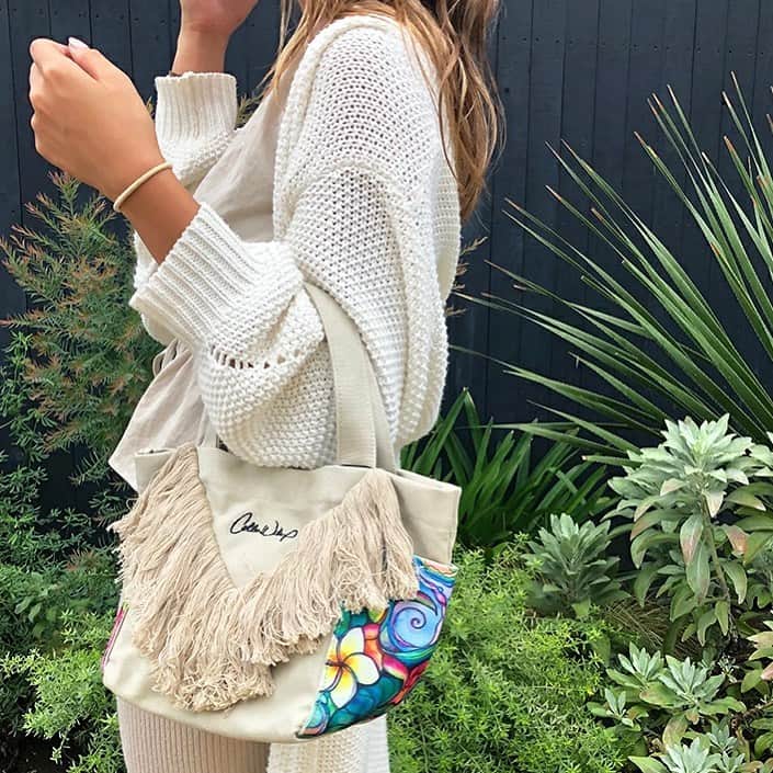 ラレイアのインスタグラム：「🌴 お買い物マラソンSALE始まってます😍✨ ・ 今ならSALEアイテムがさらにお得にGETできるチャンス！ ・ そしてColleen WilcoxのVフリンジミニトートが今だけ1,000円OFF中👏💕 人気カラーは残りわずかなのでお見逃しなく☺️ ・ ・ ・ ---La Leia Precious Life(ラレイア)--- @laleia_official ・ 楽天市場店 https://www.rakuten.co.jp/laleia-p-life/ ・ ・ ・ #art#hawaii#aloha#surf#beach#laleia#ハワイ#フォトジェニック#インスタ映え#インスタ女子#アロハ#ビーチ#海を感じる雑貨#ラレイア#アート#ビーチガール#サーフスタイル#大人カジュアル#コリーンウィルコックス#ギフト#プレゼント#お買い物マラソン #楽天 #colleenwilcox #トートバッグ」