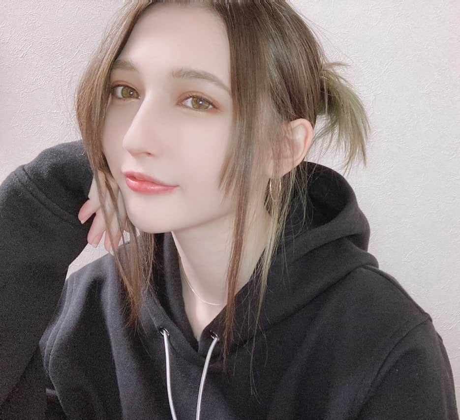 のインスタグラム：「♡♡♡ · · · 昨日Twitterに載せたやつ どちらがお好み？」